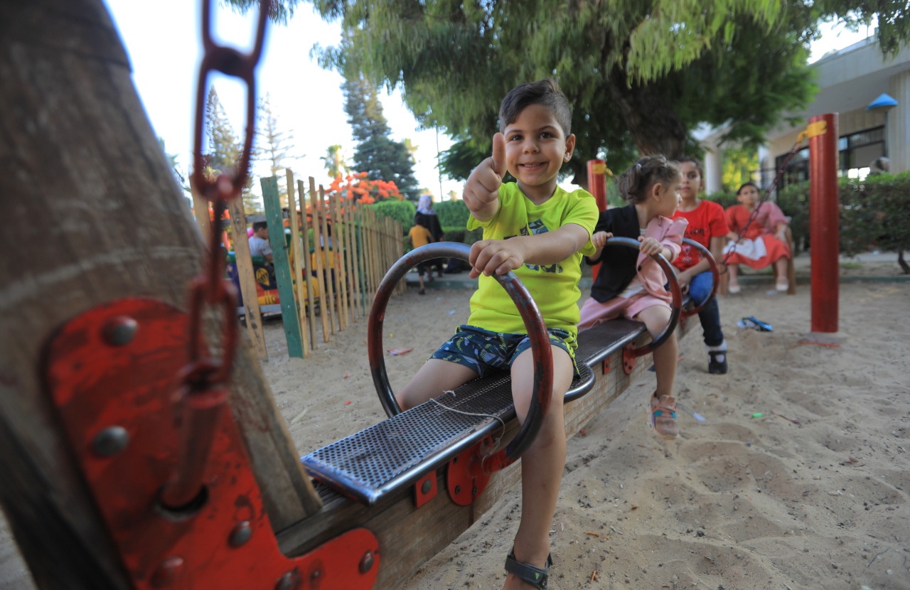 مواطنون يقضون إجازة نهاية الأسبوع في عدد من الأماكن الترفيهية بقطاع غزة