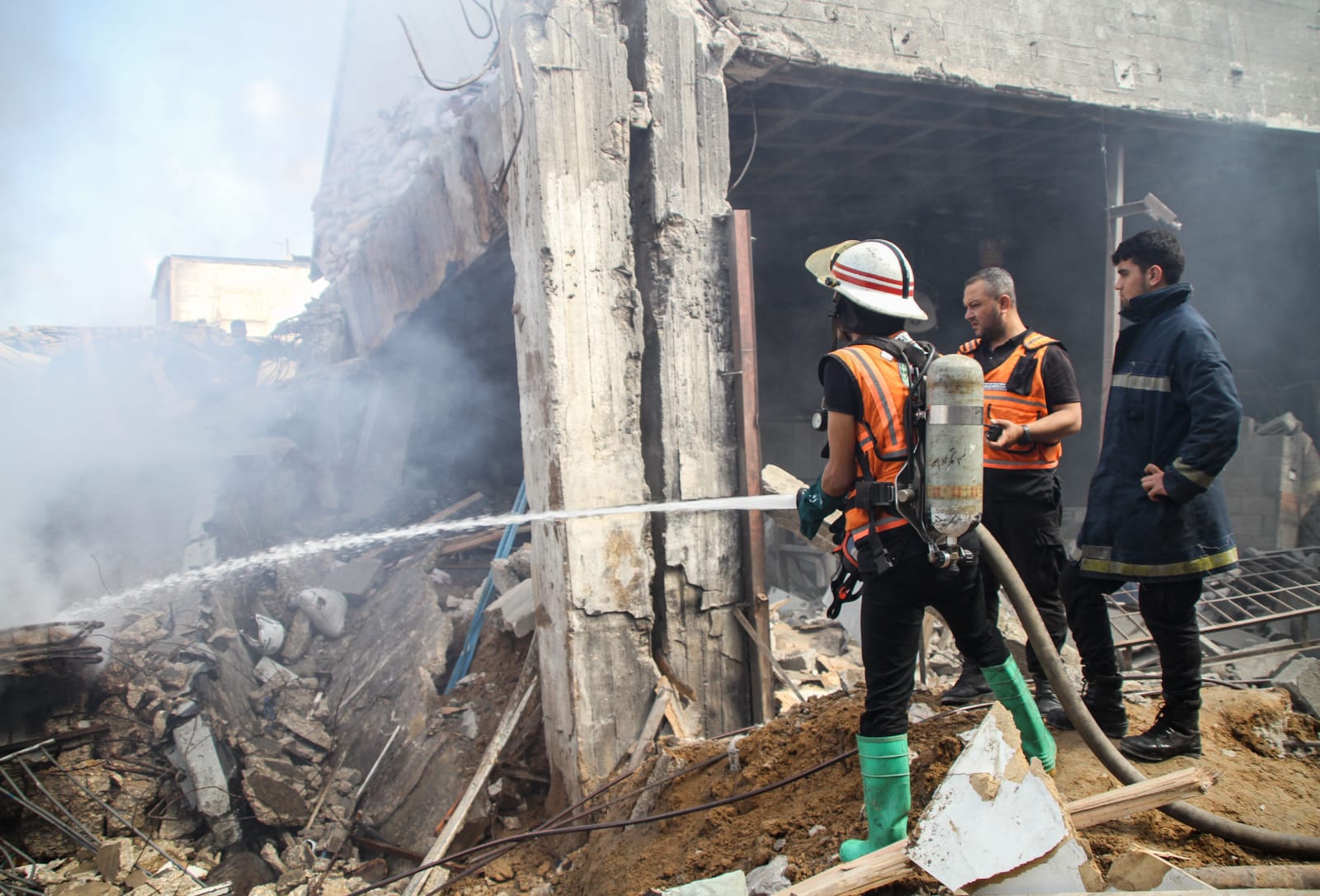 الدفاع المدني يُتابع آثار العدوان الإسرائيلي