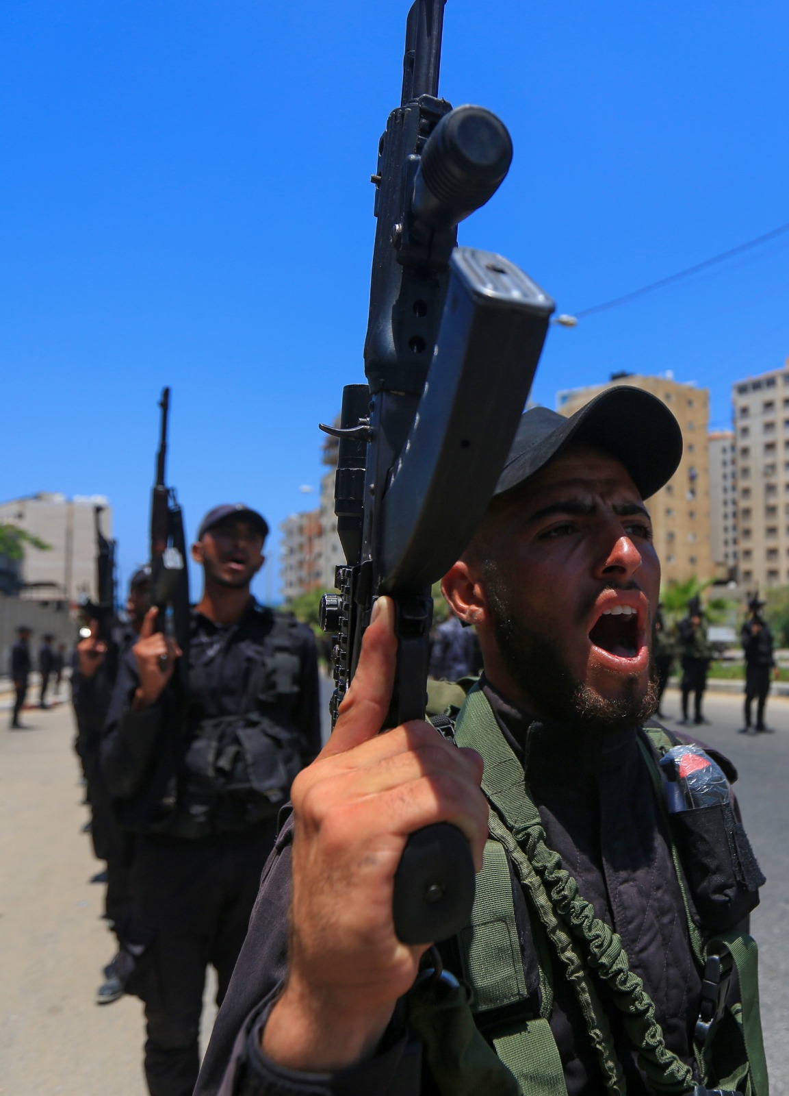 مديرية التدريب تُنظم مسيراً عسكرياً للدفعة الأولى من الدورة التأسيسية الثانية