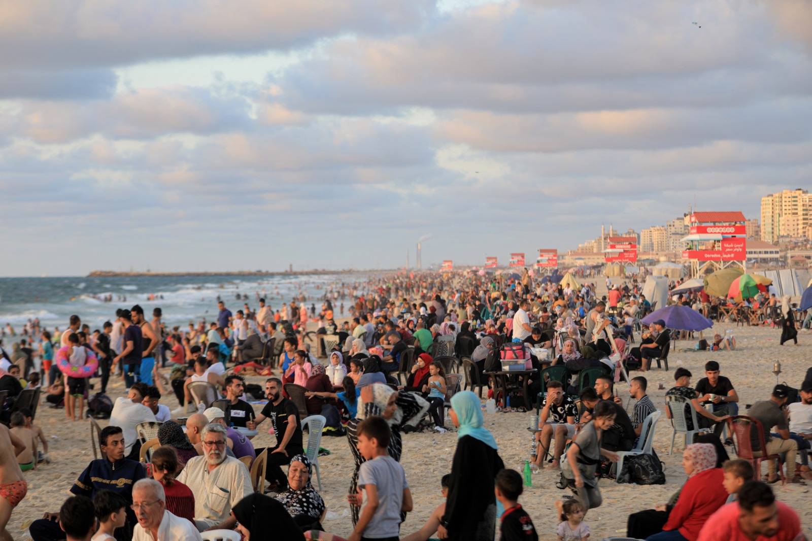 أجواء اصطياف المواطنين على شاطئ بحر غزة عشية بدء العام الدراسي