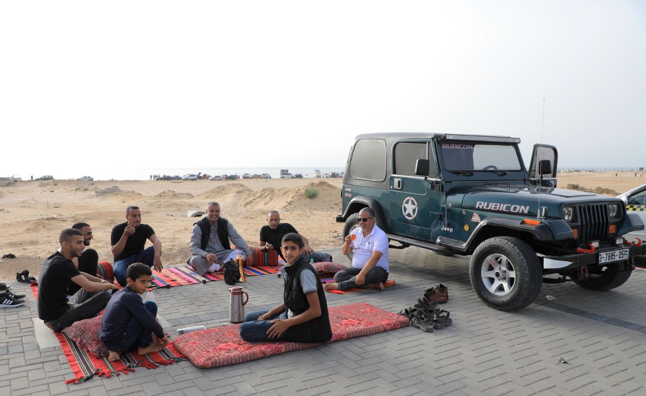 أجواء اصطياف المواطنين بغزة على شاطئ البحر وعمل أجهزة الداخلية في توفير الأجواء الملائمة