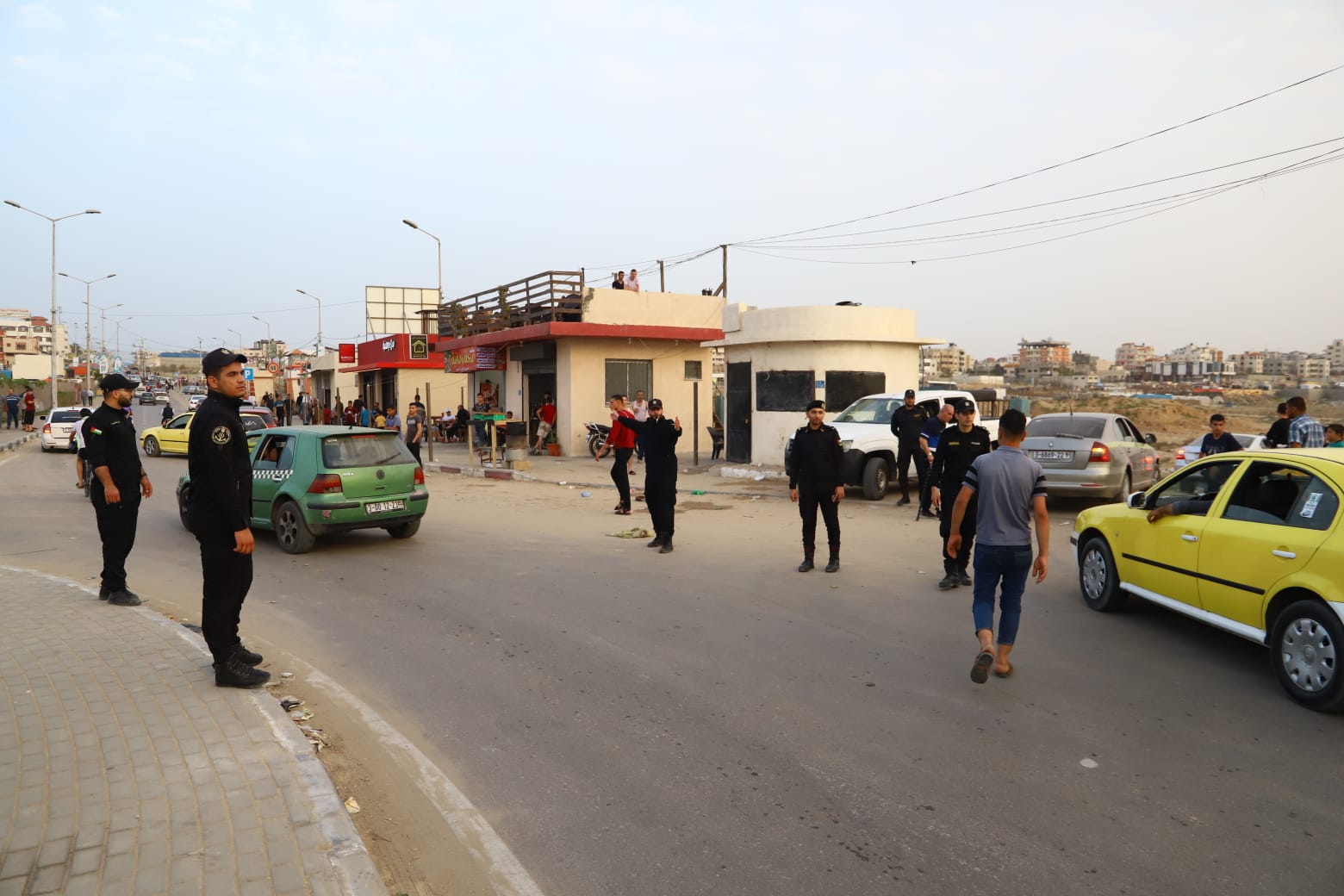 أجواء اصطياف المواطنين بغزة على شاطئ البحر وعمل أجهزة الداخلية في توفير الأجواء الملائمة