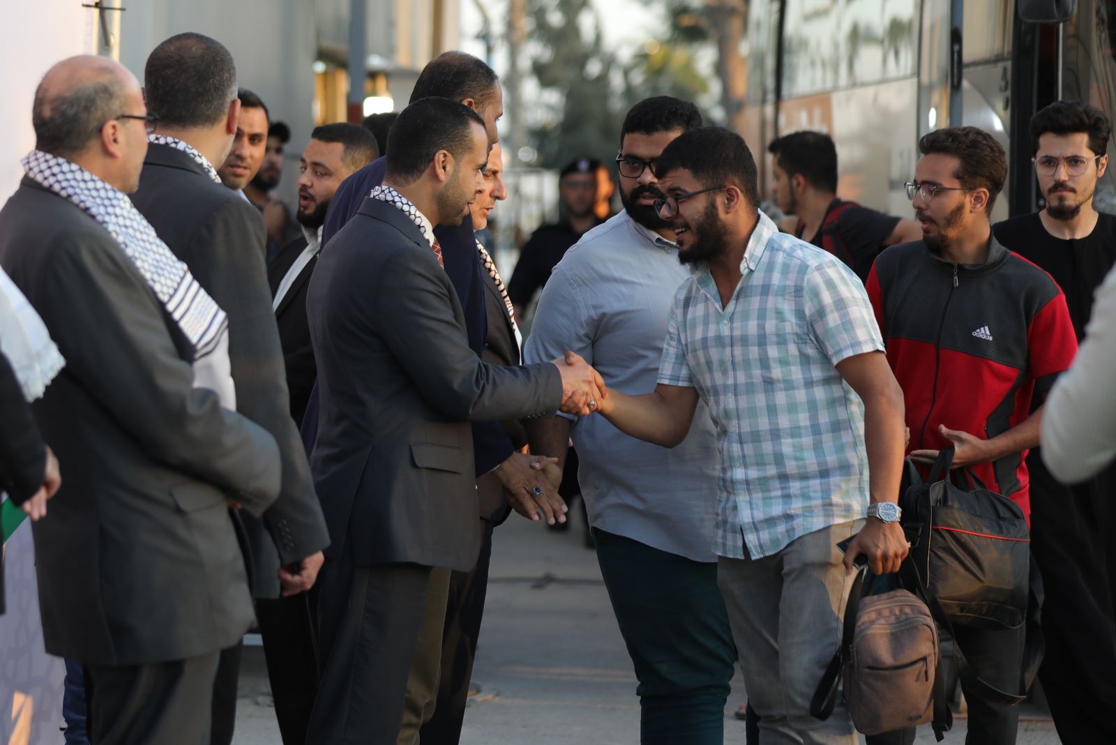 أطقم "المعابر" و"أجهزة الداخلية" تسهل وصول العائدين من السودان عبر معبر رفح