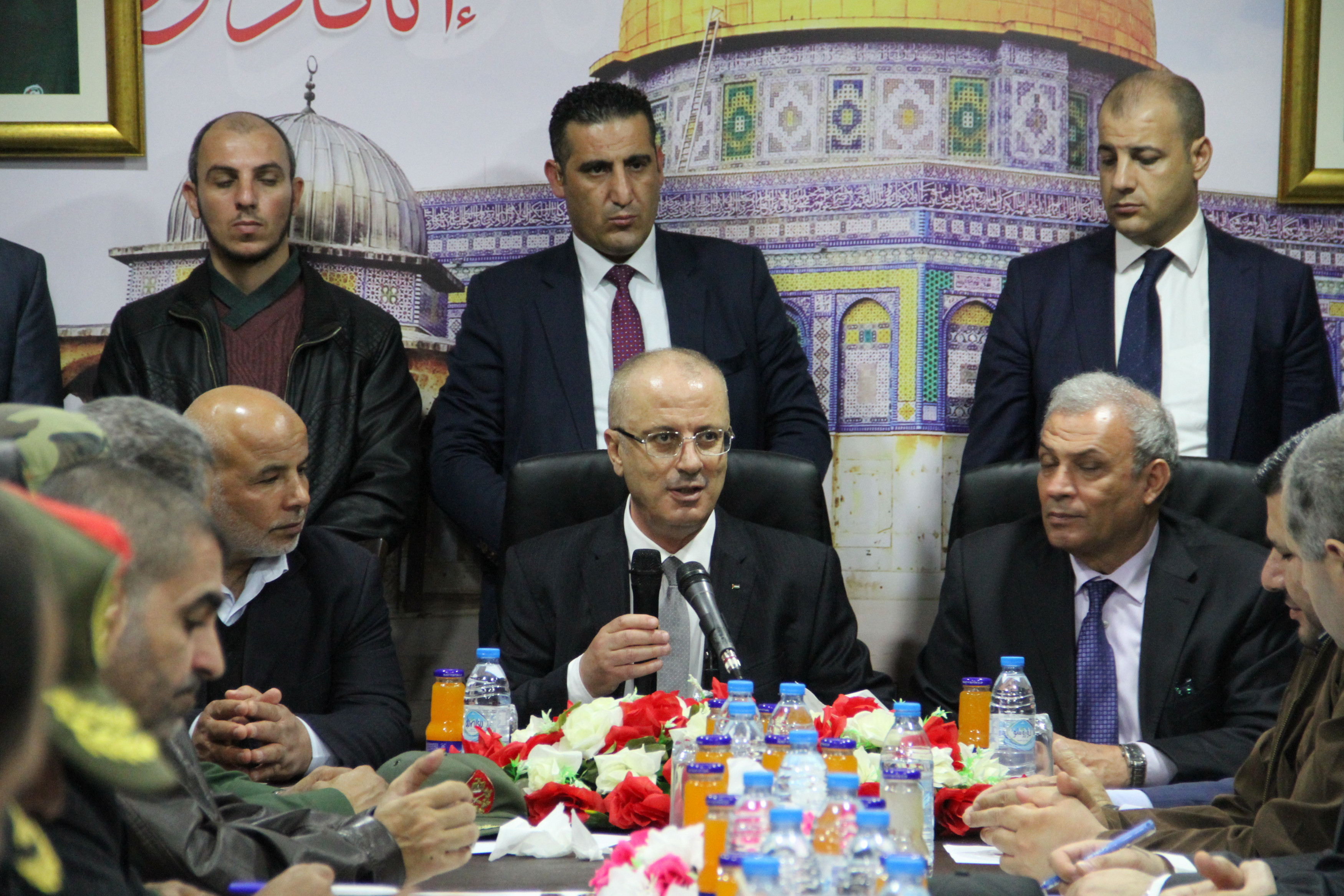 بالصور.. إجتماع رئيس الوزارء بقيادة وزارة الداخلية في غزة