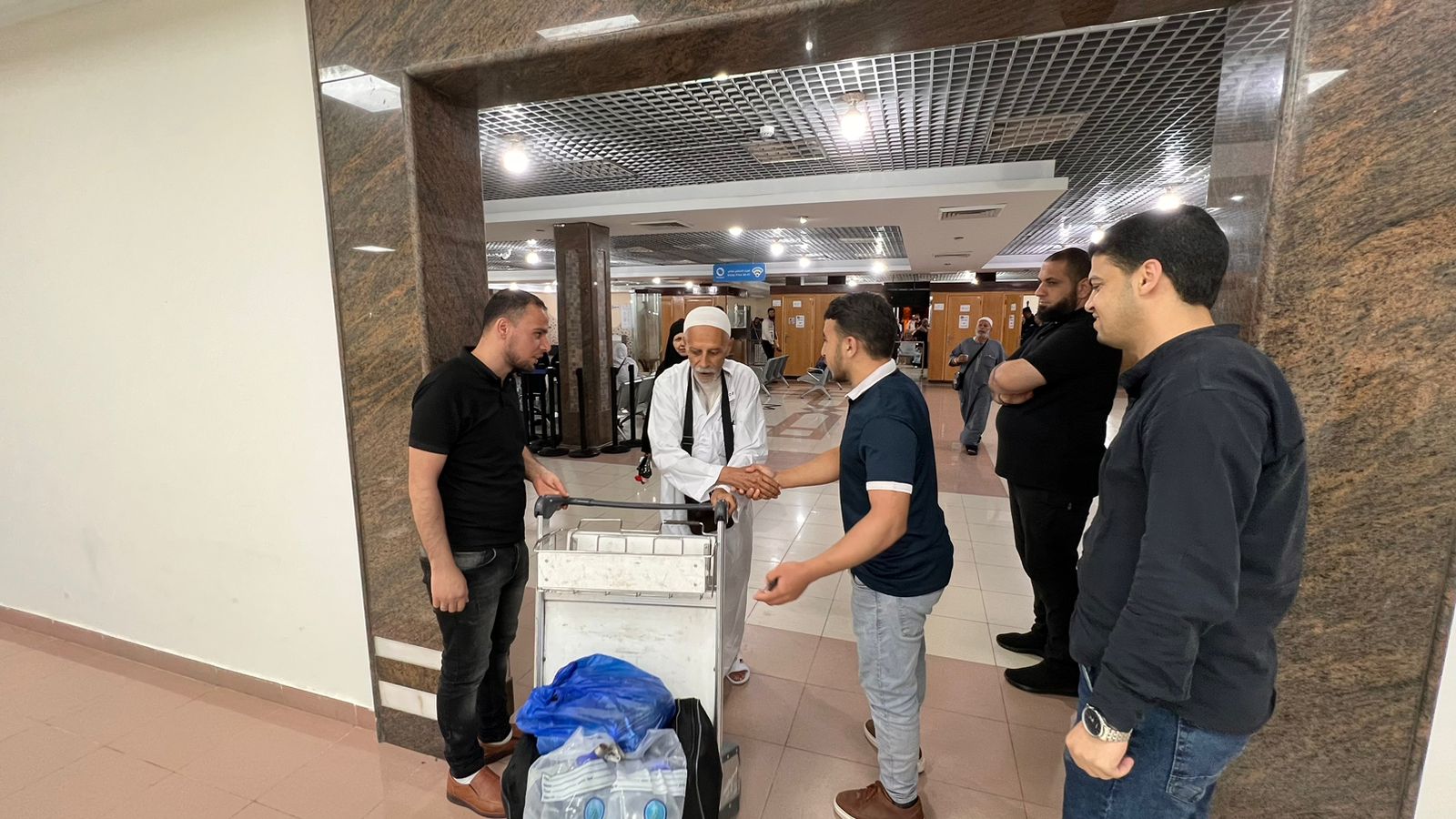 "أطقم المعابر" و"أجهزة الداخلية" تسهل وصول مكرمة الحجاج عبر معبر رفح