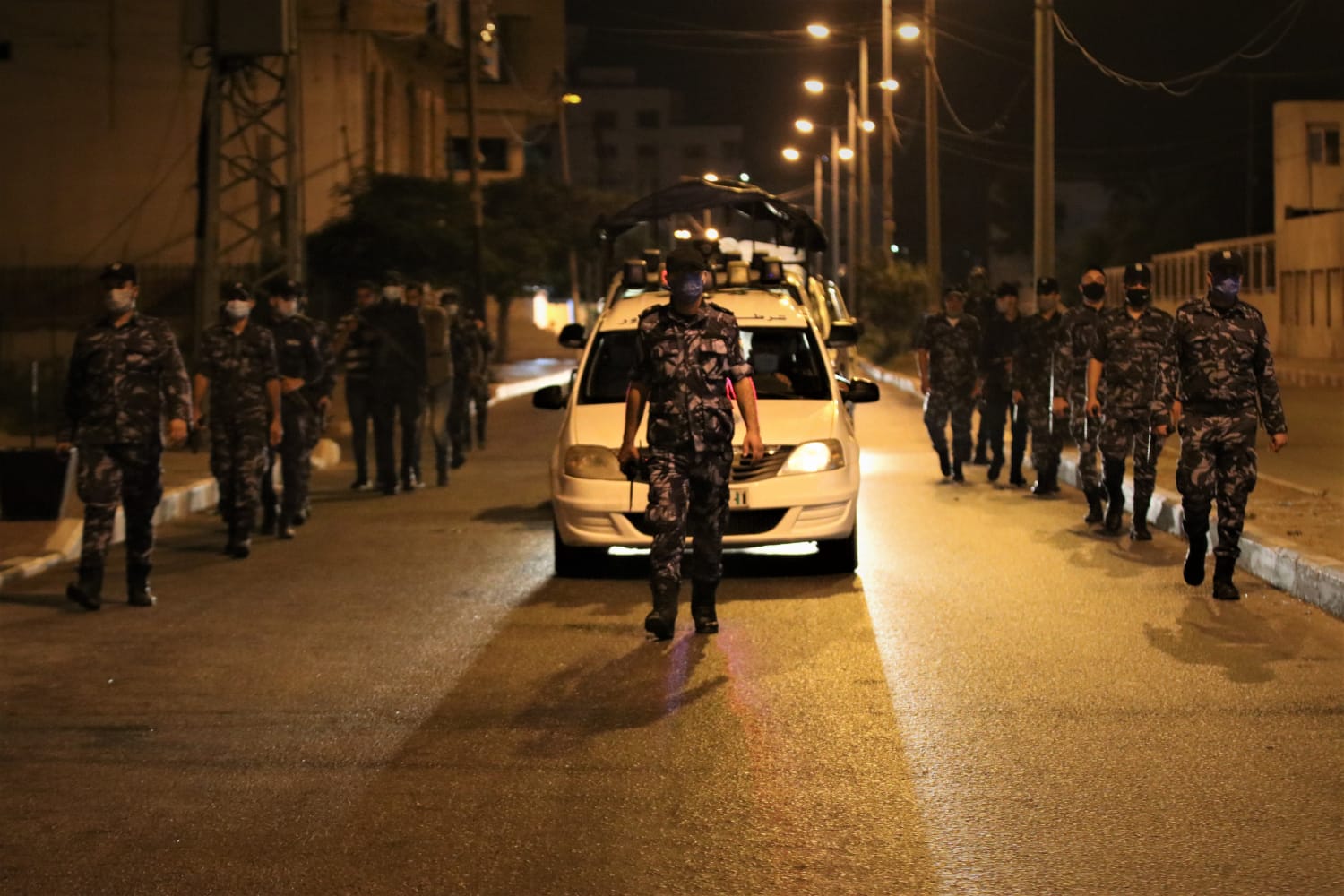 صور ليلية من عمل أجهزة وزارة الداخلية والأمن الوطني، في متابعة تطبيق حظر التجوال في غزة لليوم العاشر على التوالي