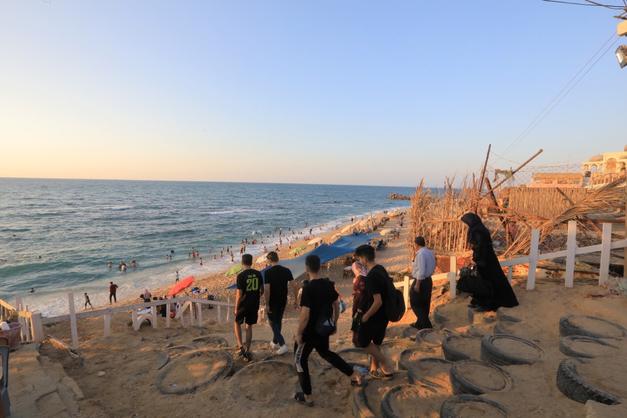 صور من استجمام المواطنين على شاطئ البحر خلال الإجازة الأسبوعية