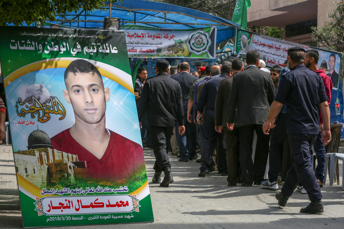 قيادة الداخلية تُقدم واجب العزاء لذوي شهداء مسيرة العودة