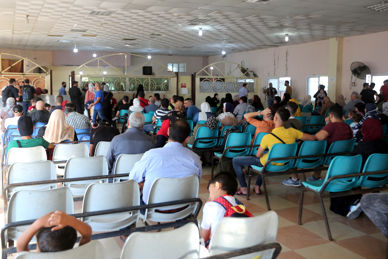  بدء مغادرة المسافرين عبر معبر رفح في أول أيام فتحه استثنائياً