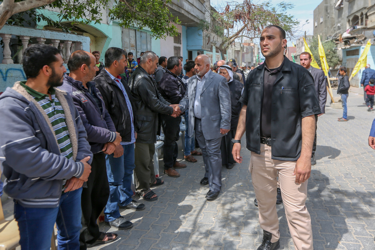 قيادة الداخلية تُقدم واجب العزاء لذوي شهداء مسيرة العودة