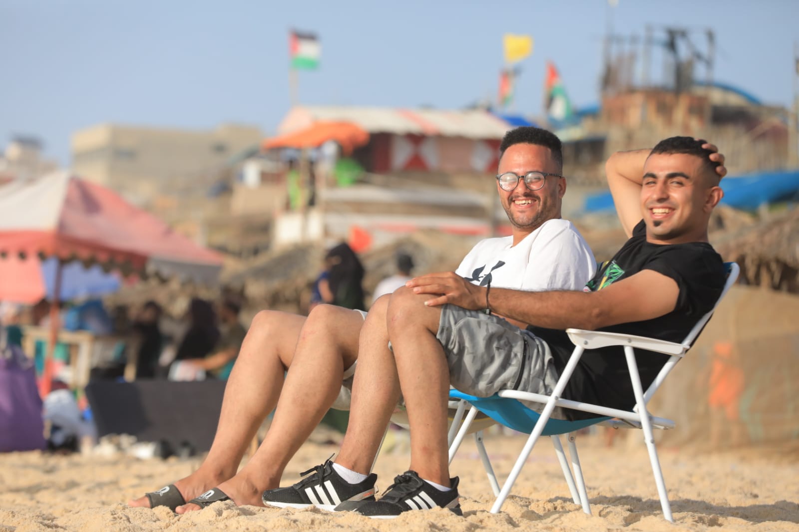 أجواء اصطياف المواطنين على شاطئ البحر وسط قطاع غزة