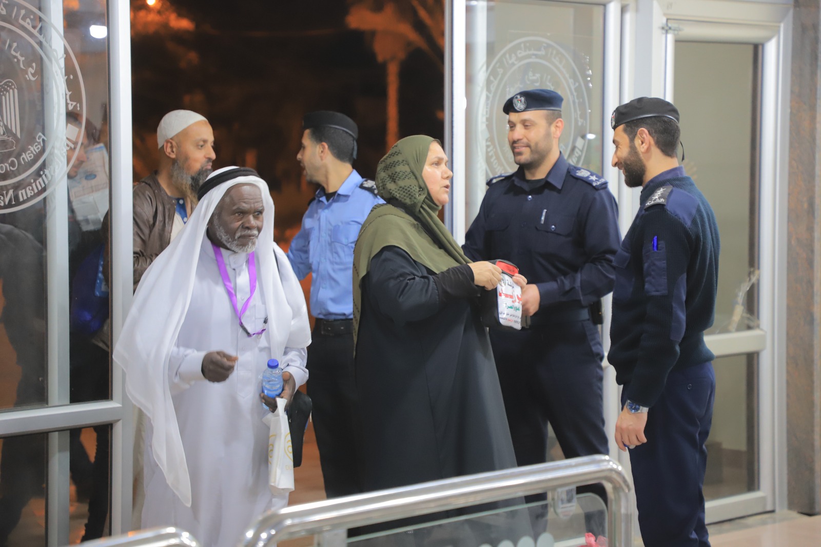 أطقم المعابر والحدود تُسهِّل وصول الفوج الخامس من المعتمرين