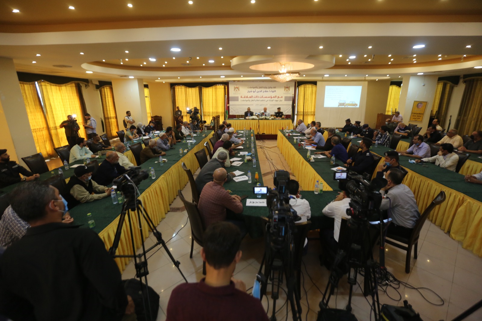 المؤتمر الصحفي لوزارة المواصلات لإعلان قرارات تخفيض رسوم رخص القيادة والمركبات