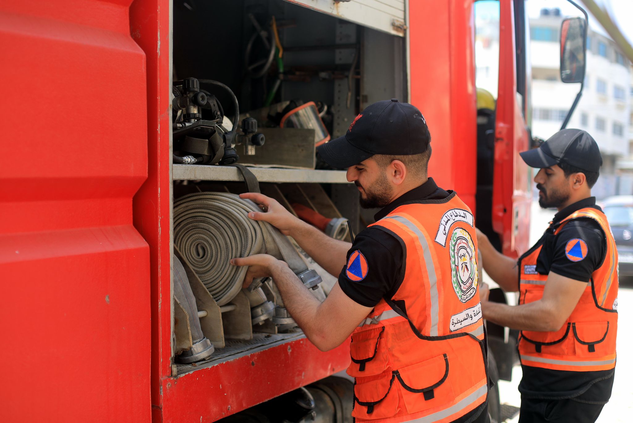 أطقم الدفاع المدني تتعامل مع آثار العدوان الإسرائيلي