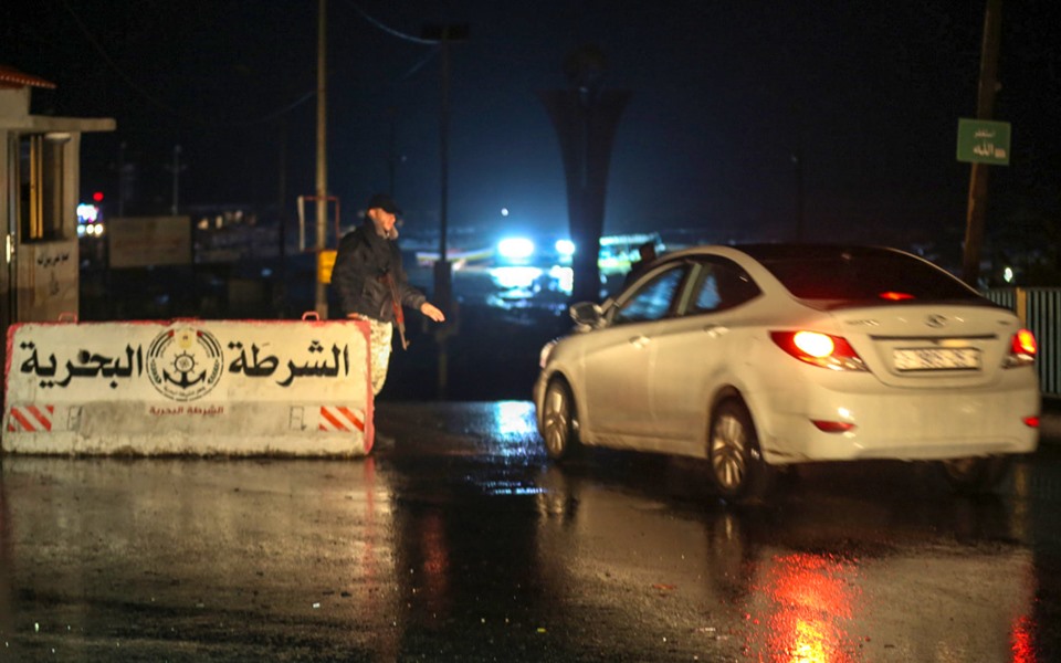 أفراد الأجهزة الأمنية خلال أداء واجبهم الليلة الماضية، أثناء المنخفض الجوي