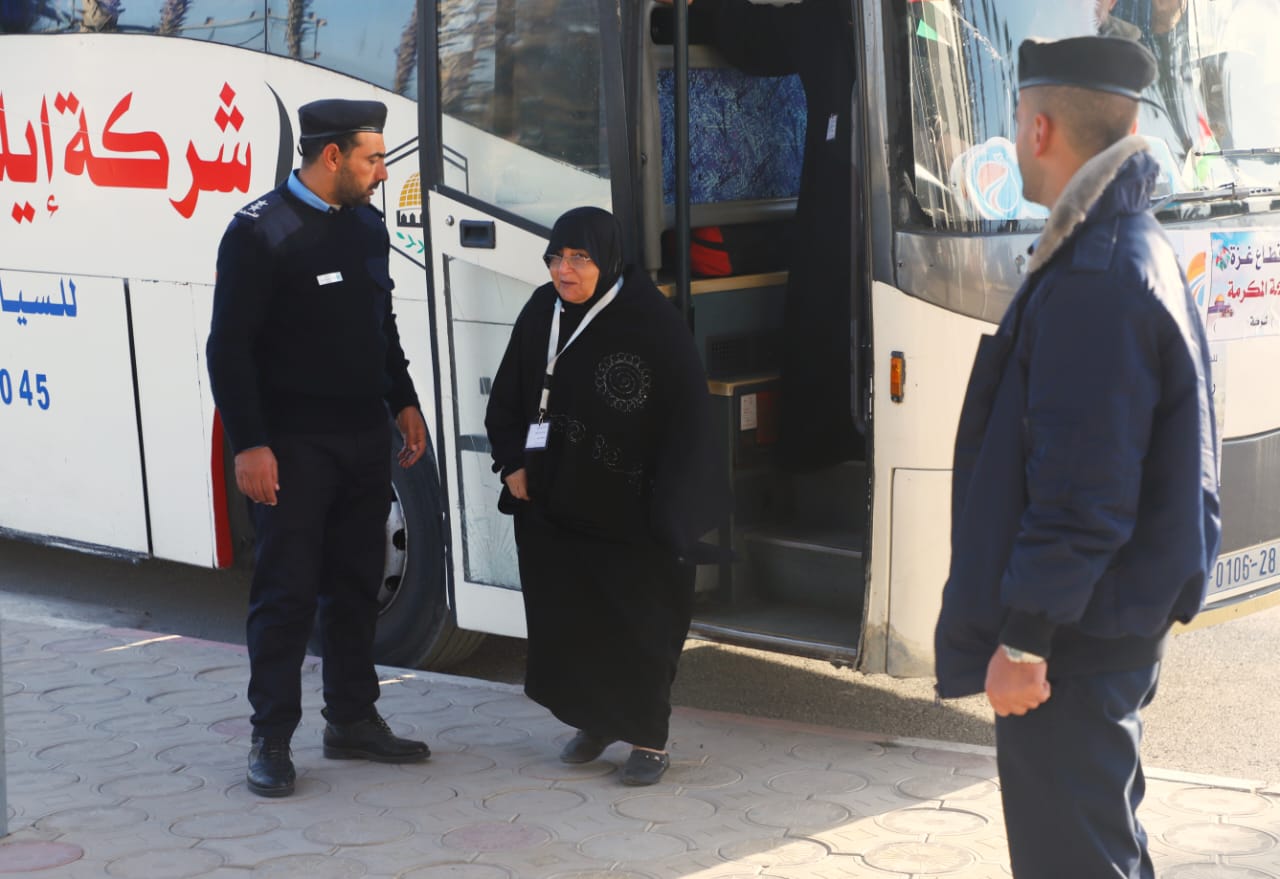 صور أطقم "المعابر" تُسهل مغادرة فوج المعتمرين الثالث (12 ديسمبر)