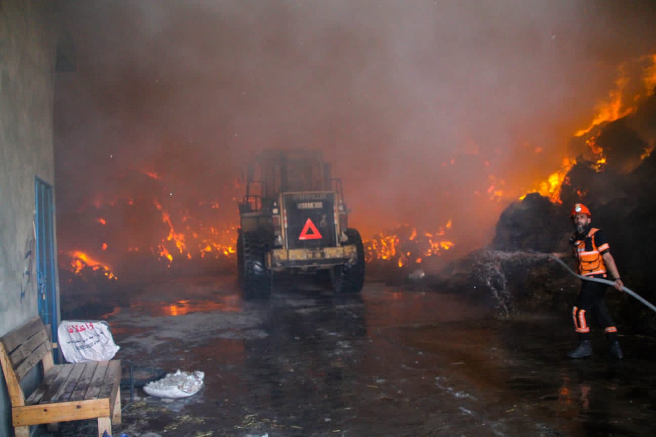 الدفاع المدني يُتابع آثار العدوان الإسرائيلي