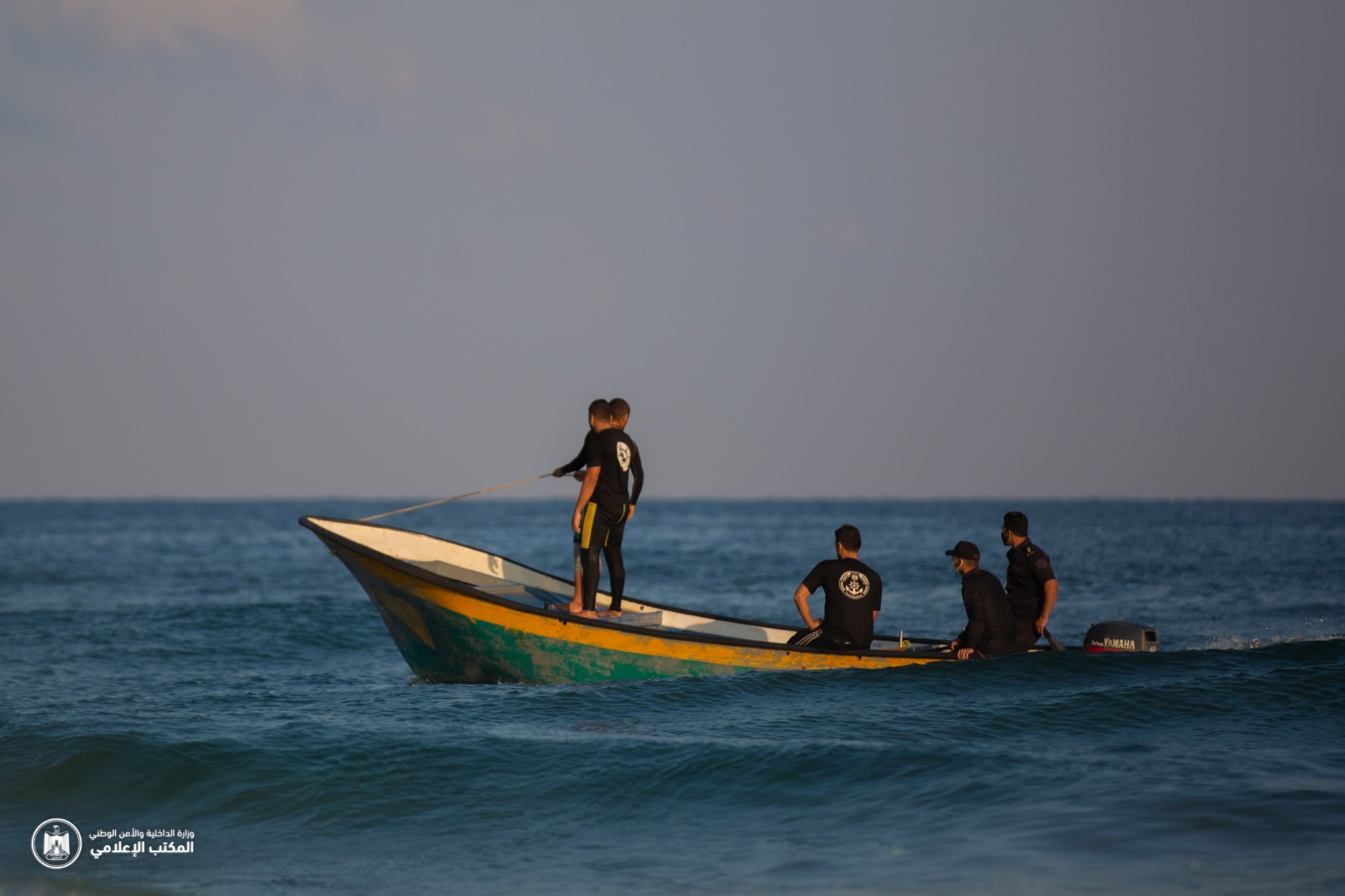 "البحرية" تواصل متابعة عمل الصيادين وإغلاق شاطئ البحر