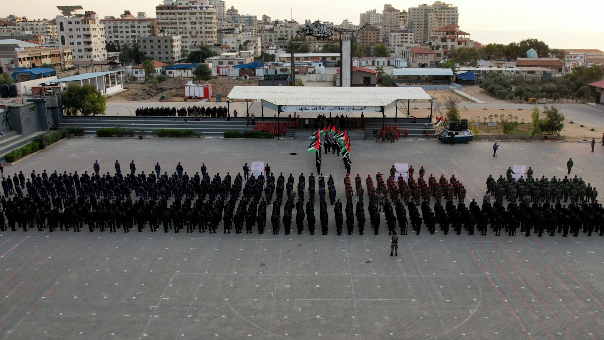 "الداخلية" تُنظم مسيراً عسكرياً تكريماً لشهداء الأجهزة الأمنية بالضفة