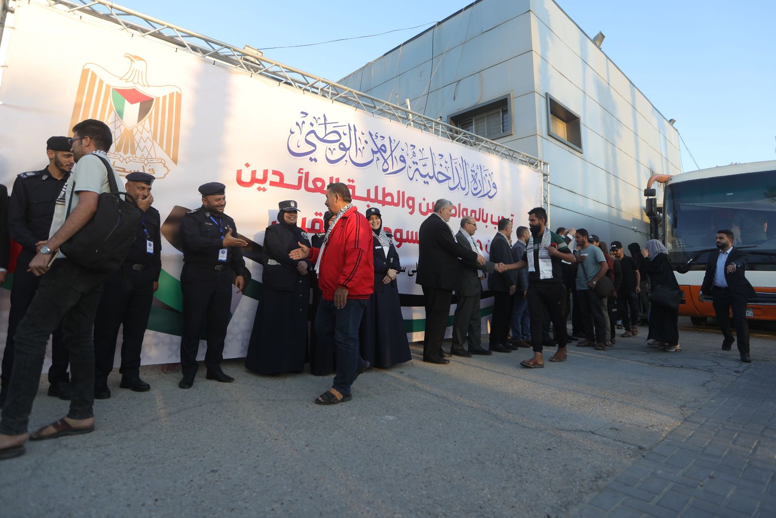 أطقم "المعابر" و"أجهزة الداخلية" تسهل وصول العائدين من السودان عبر معبر رفح