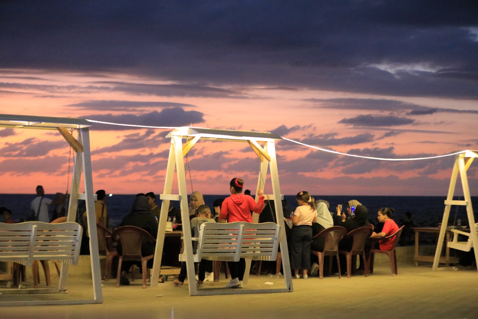 قضاء المواطنين في غزة الإجازة الأسبوعية على شاطئ البحـر