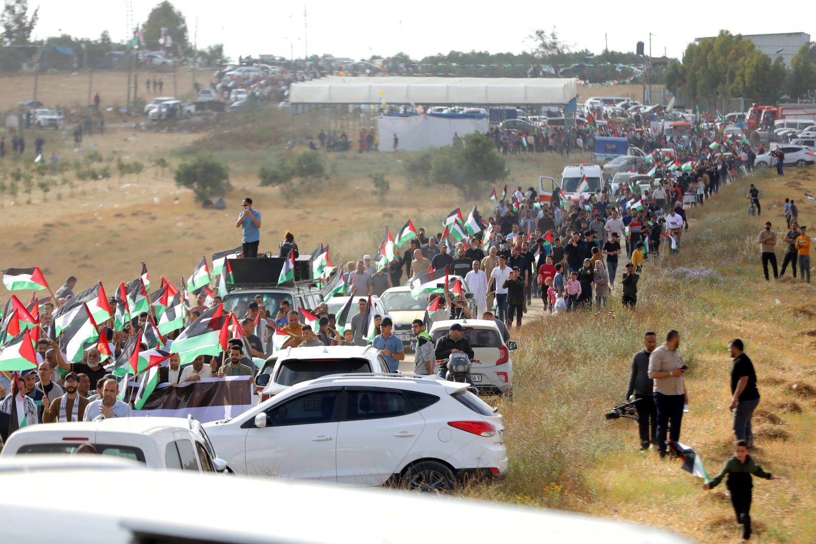 أجهزة "الداخلية" تساند المواطنين بفعالية "مسيرة الأعلام الفلسطينية" شرق غزة