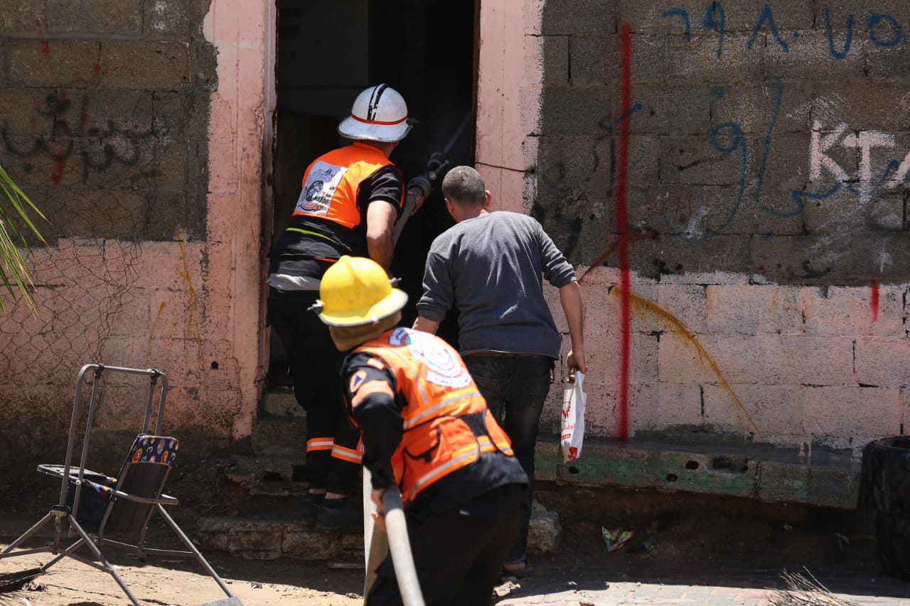 الدفاع المدني يُتابع آثار العدوان الإسرائيلي