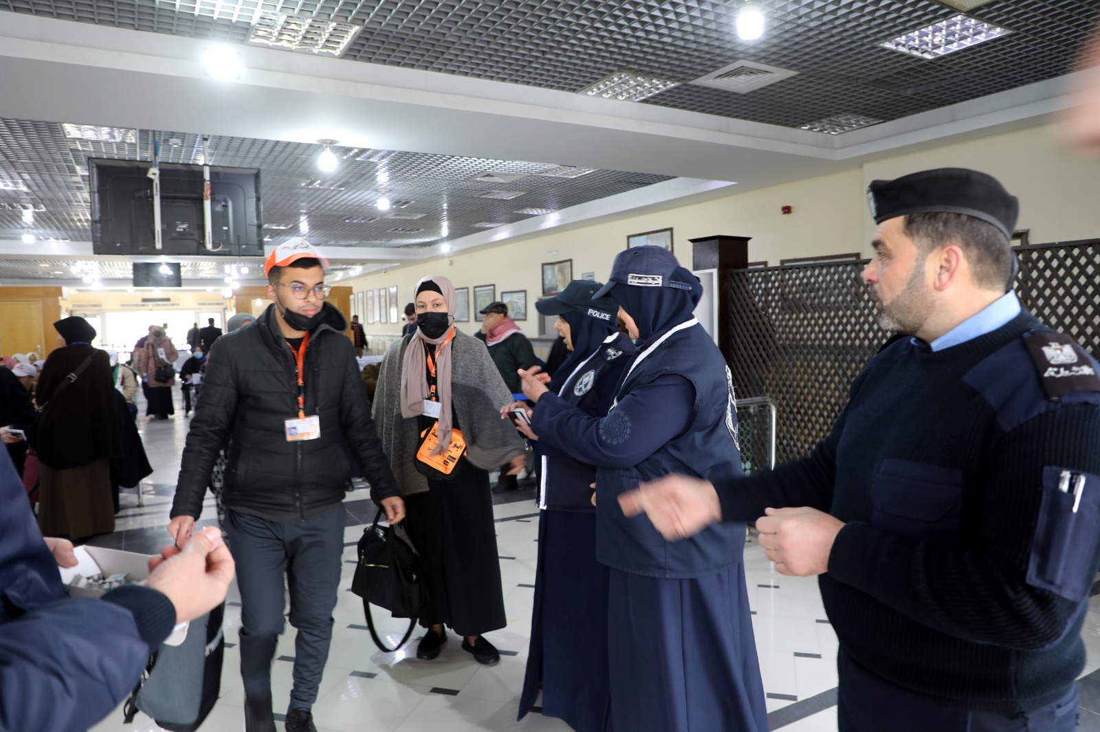 أطقم "المعابر" تُسهل مغادرة الفوج الأول من المعتمرين عبر معبر رفح 