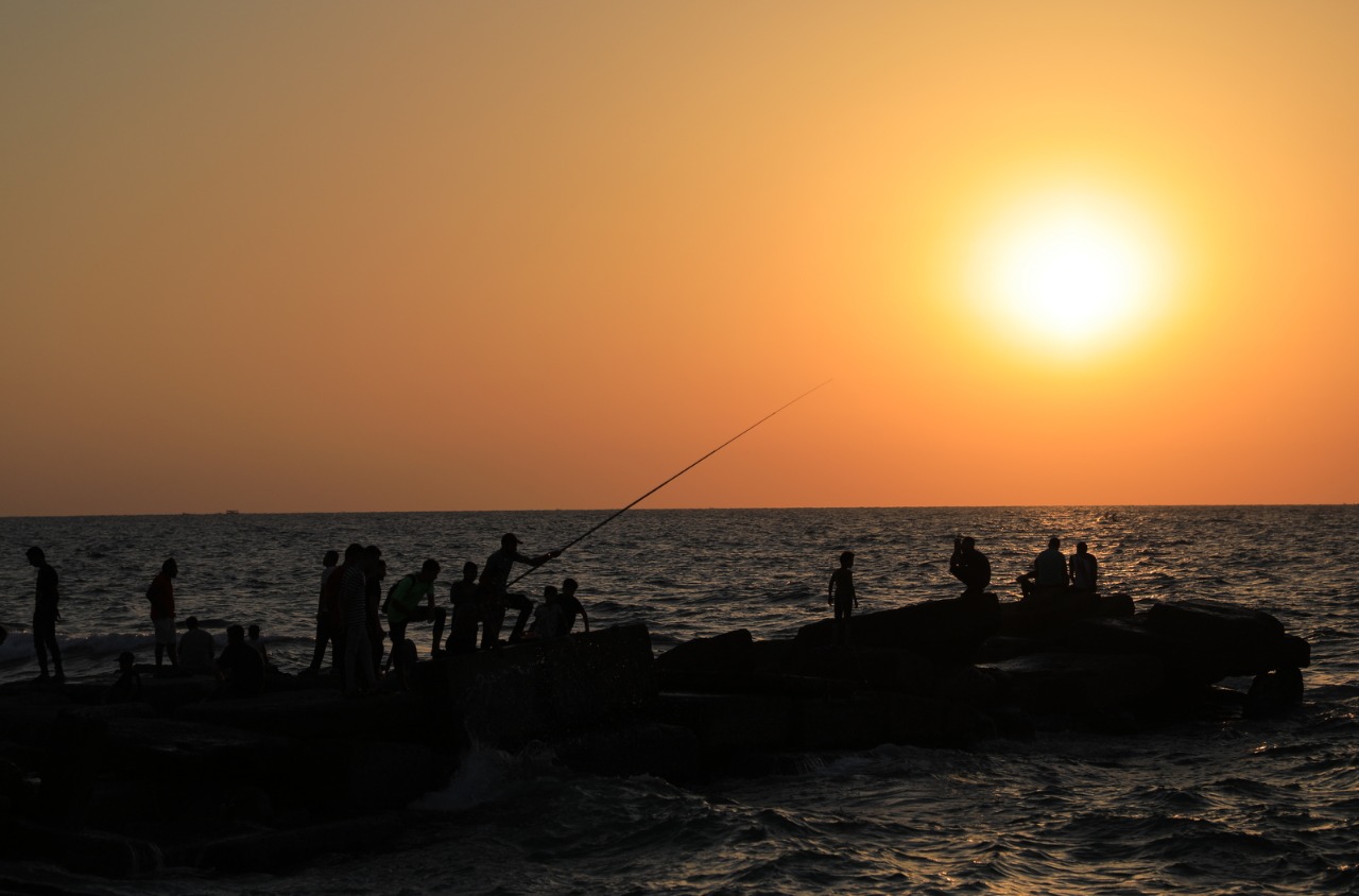 صور من استجمام المواطنين على شاطئ البحر خلال الإجازة الأسبوعية