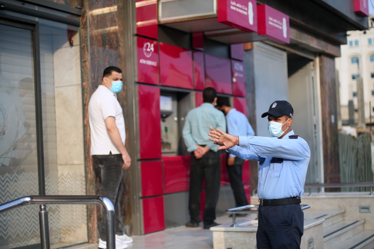 الأجهزة الأمنية والشرطية تُنظم آلية صرف رواتب الموظفين وفق إجراءات السلامة