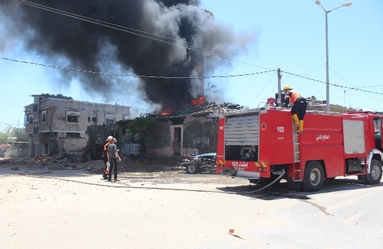 الدفاع المدني يُتابع آثار العدوان الإسرائيلي