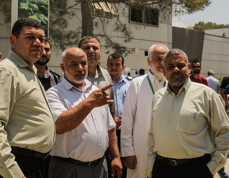 اللواء توفيق أبو نعيم يتفقد حركة المسافرين عبر معبر رفح البري 