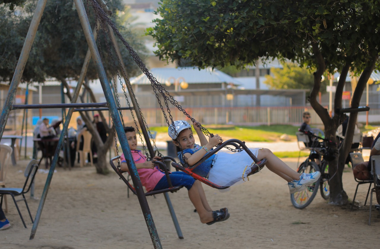 مواطنون يقضون إجازة نهاية الأسبوع في عدد من الأماكن الترفيهية بقطاع غزة