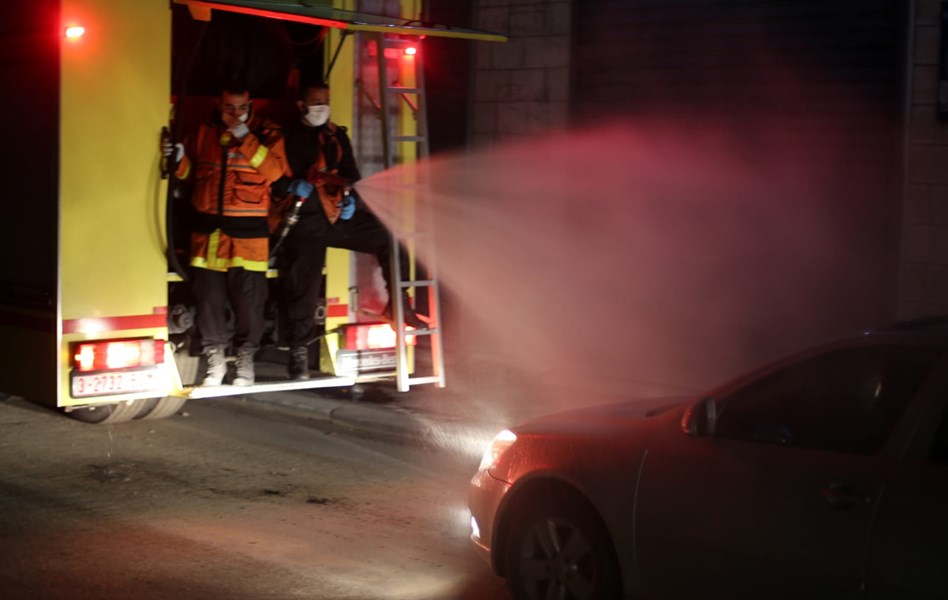 الدفاع المدني يُشارك في مبادرات للتعقيم بمحافظات القطاع لمكافحة جائحة كورونا