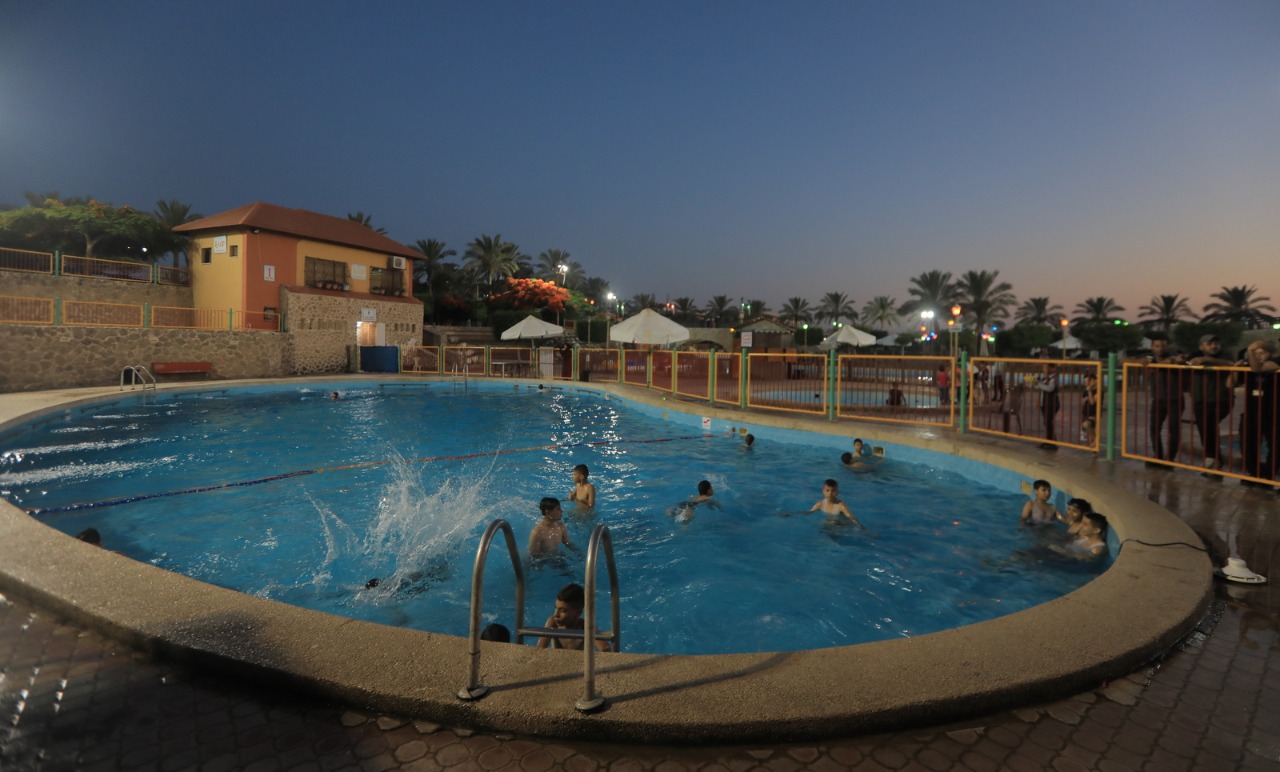 مواطنون يقضون إجازة نهاية الأسبوع في عدد من الأماكن الترفيهية بقطاع غزة