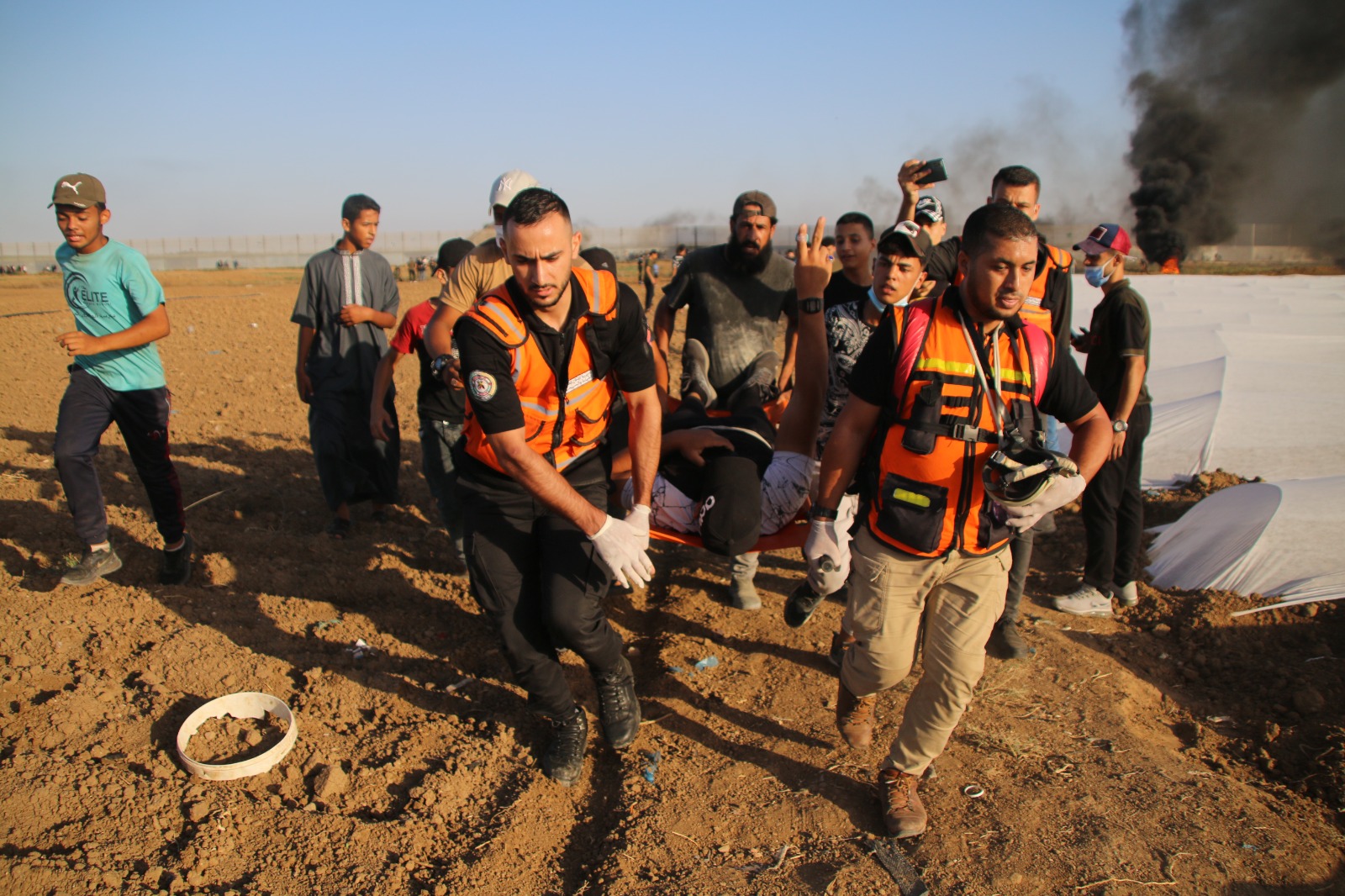 عمل أطقم الدفاع المدني والخدمات الطبية في إسعاف المتظاهرين شرق غزة