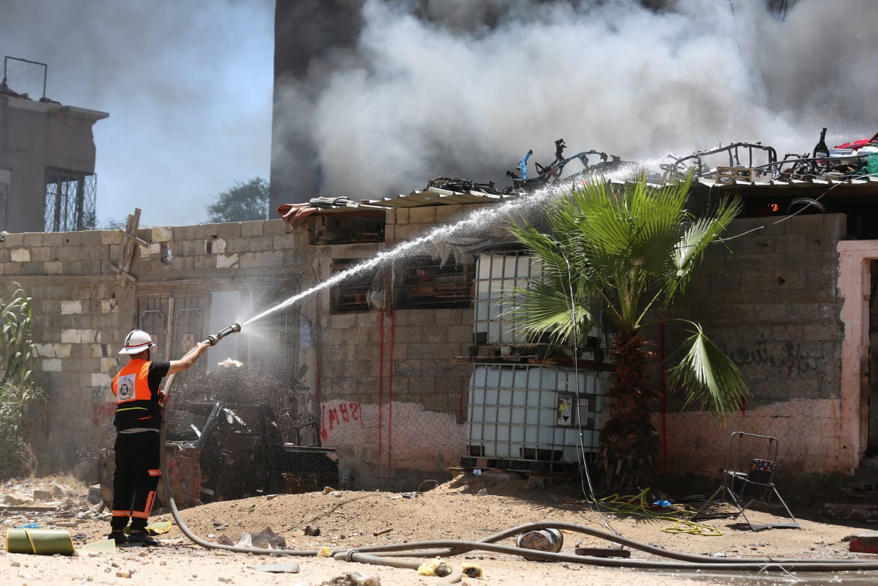 الدفاع المدني يُتابع آثار العدوان الإسرائيلي