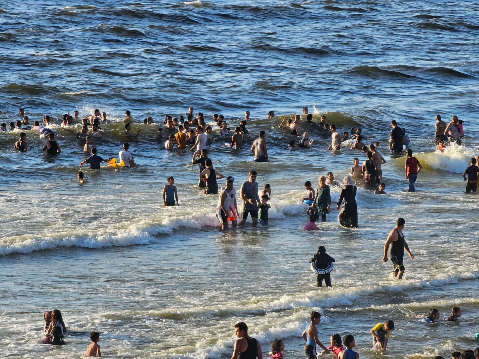 اصطياف المواطنين بغزة على شاطئ البحر وعدد من الأماكن الترفيهية خلال الإجازة الأسبوعية
