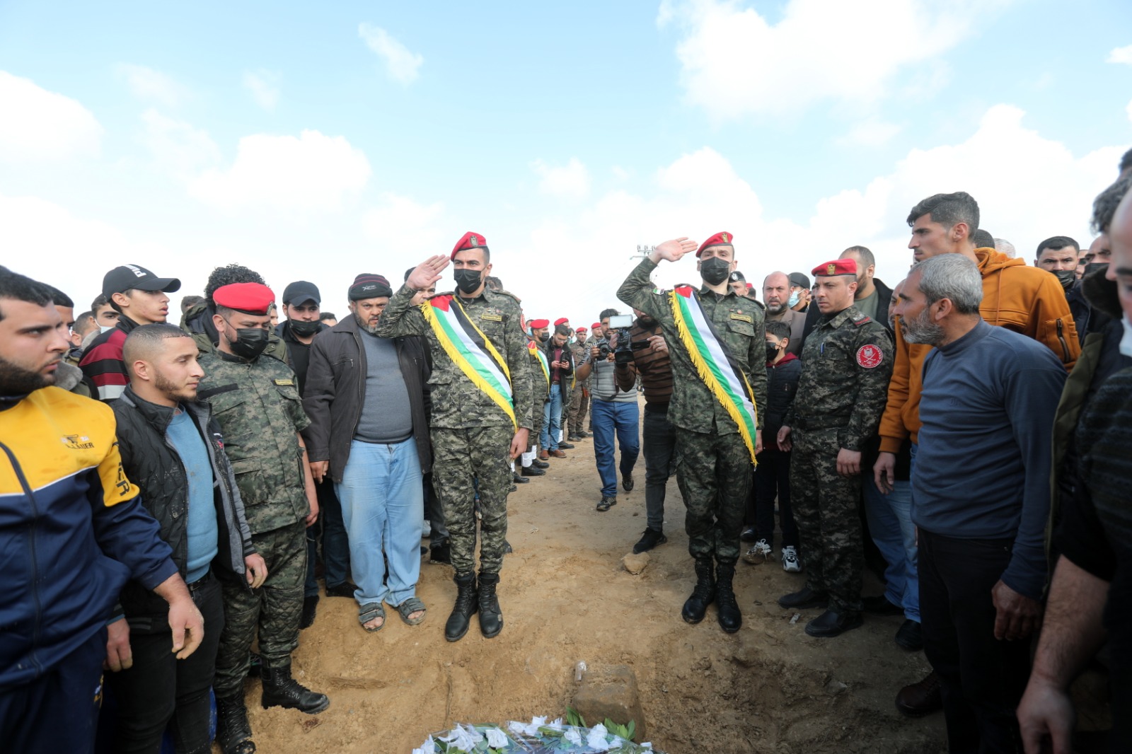 بمراسم عسكرية.. جماهير غزة تُشيع الوزير السابق زياد الظاظا