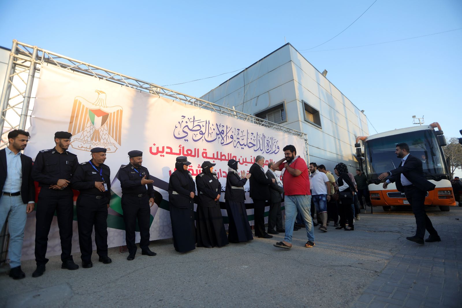 أطقم "المعابر" و"أجهزة الداخلية" تسهل وصول العائدين من السودان عبر معبر رفح