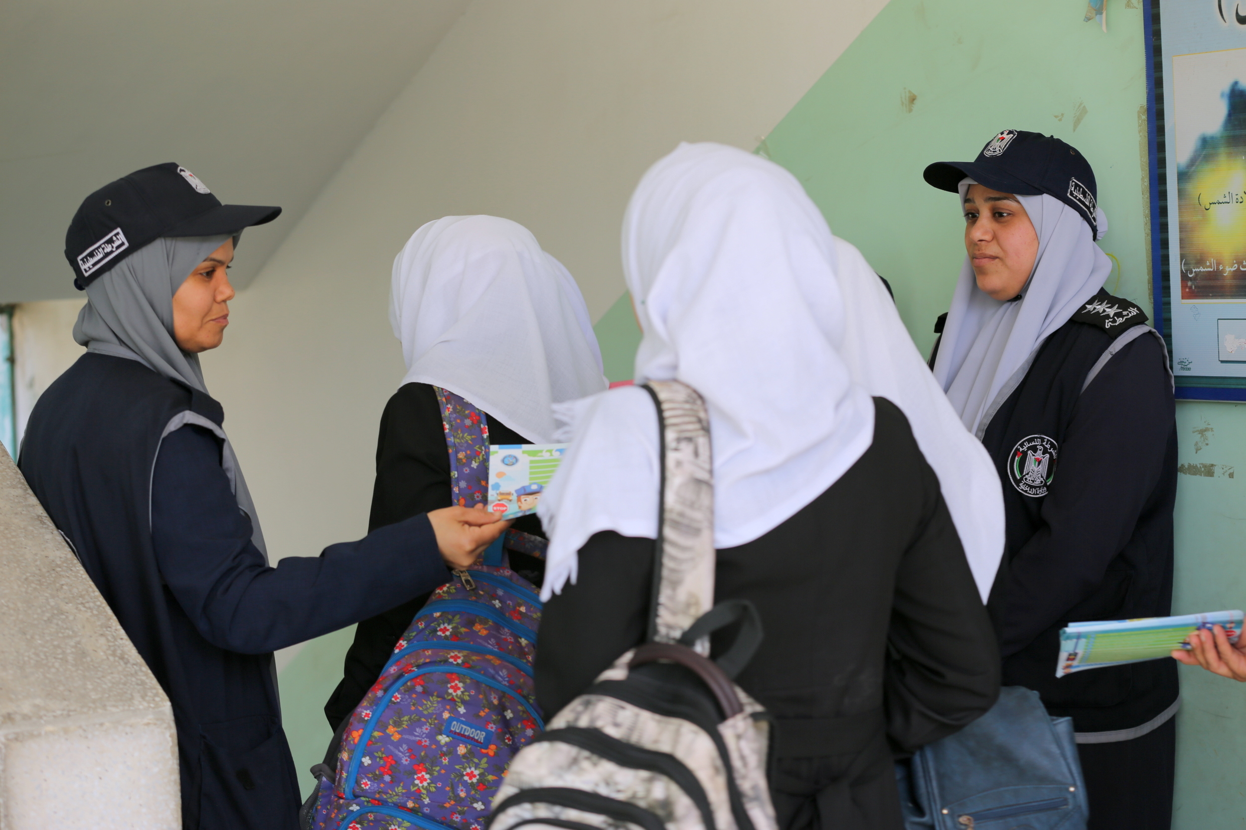 المرور والشرطة النسائية تُطلقان حملة توعوية لطالبات المدارس الثانوية