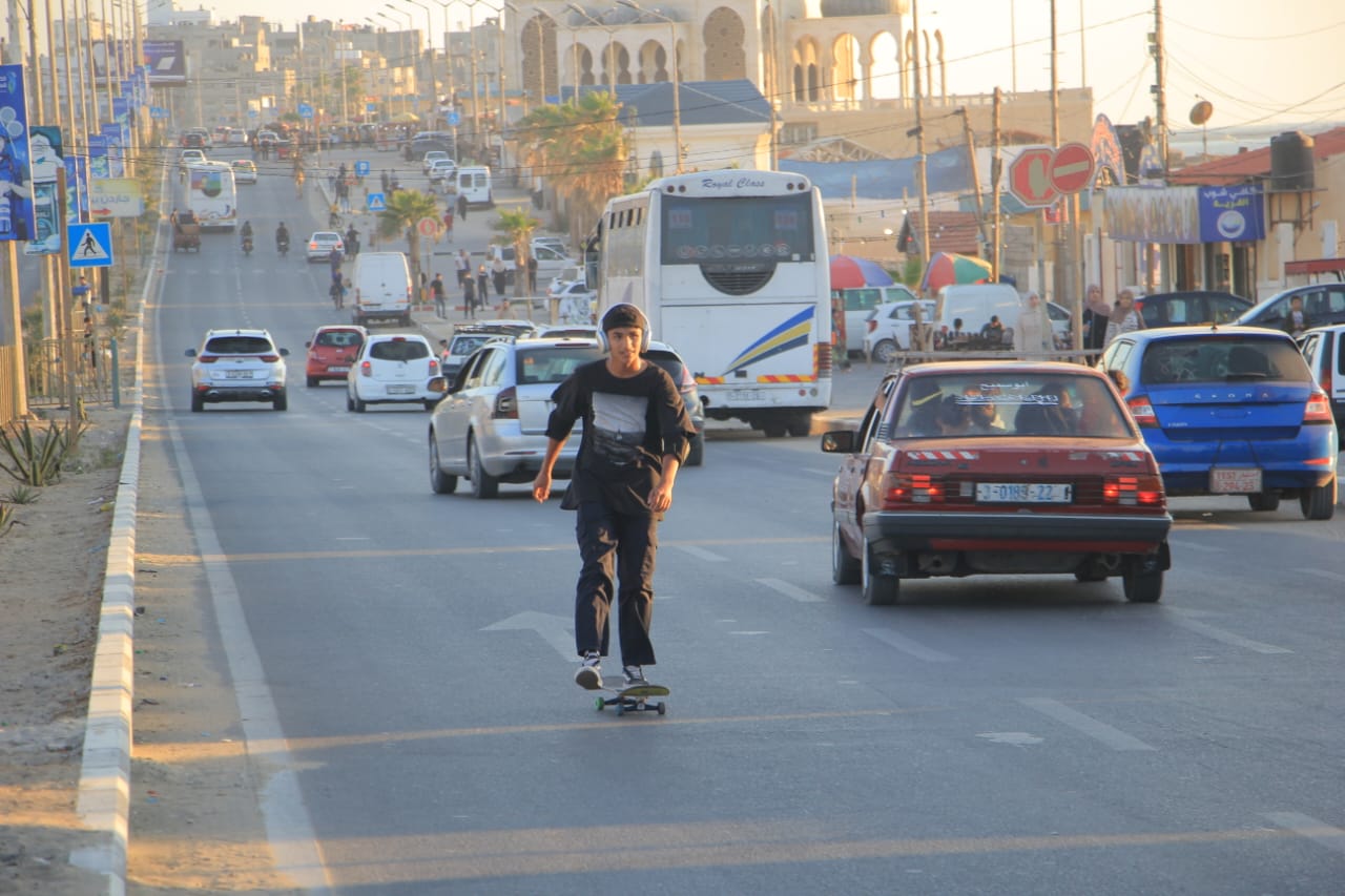 اصطياف المواطنين بغزة على شاطئ البحر وعدد من الأماكن الترفيهية خلال الإجازة الأسبوعية