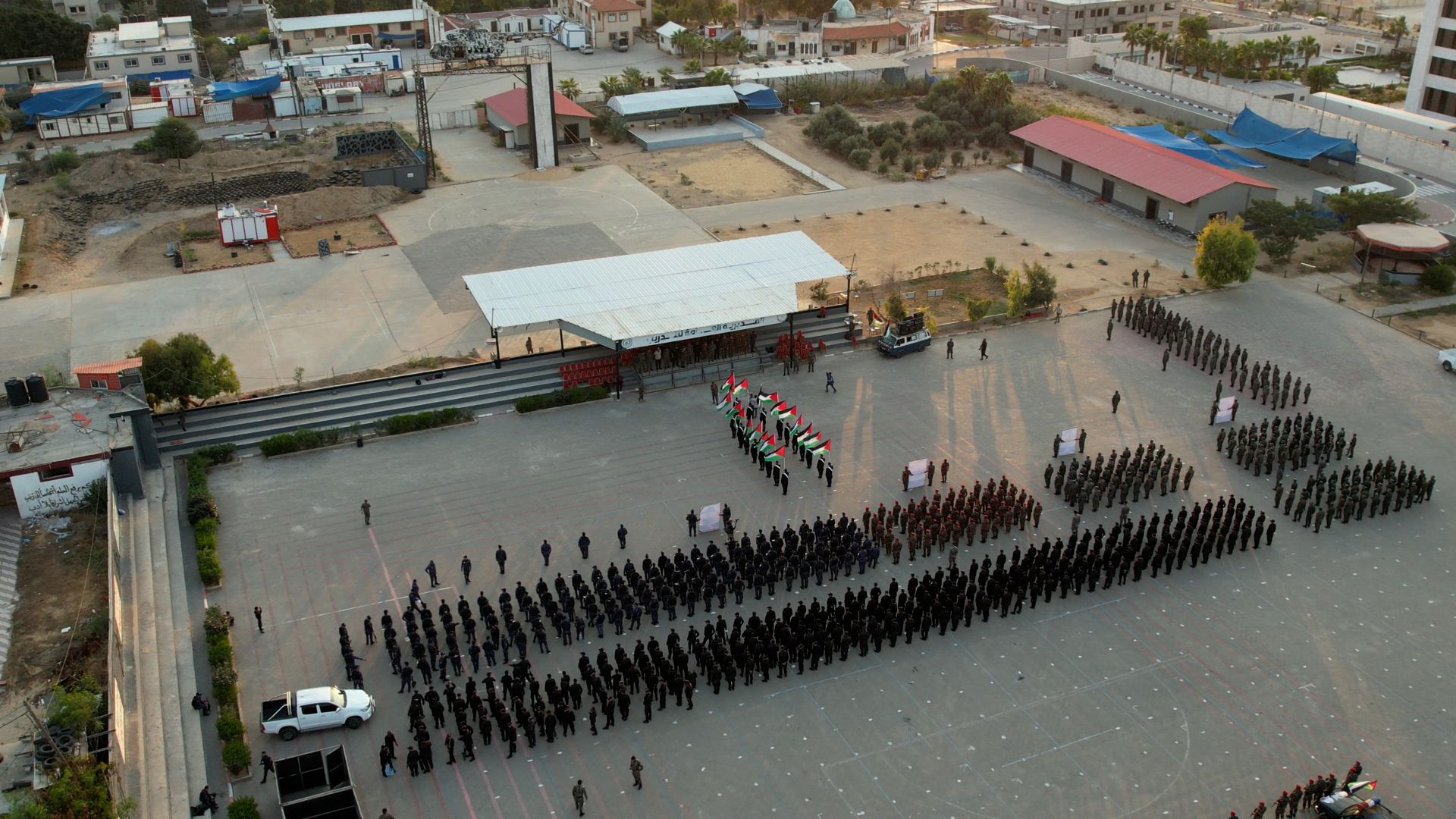 "الداخلية" تُنظم مسيراً عسكرياً تكريماً لشهداء الأجهزة الأمنية بالضفة
