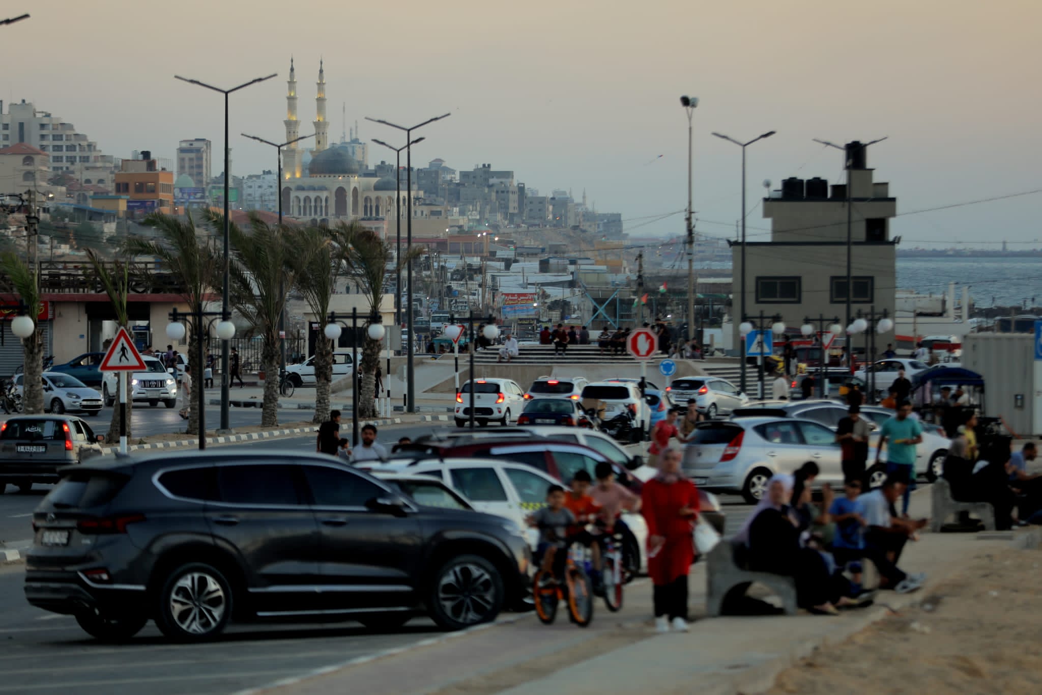 أجواء اصطياف المواطنين في غزة على شاطئ البحر والشريط الساحلي في ظل ارتفاع درجات الحرارة.