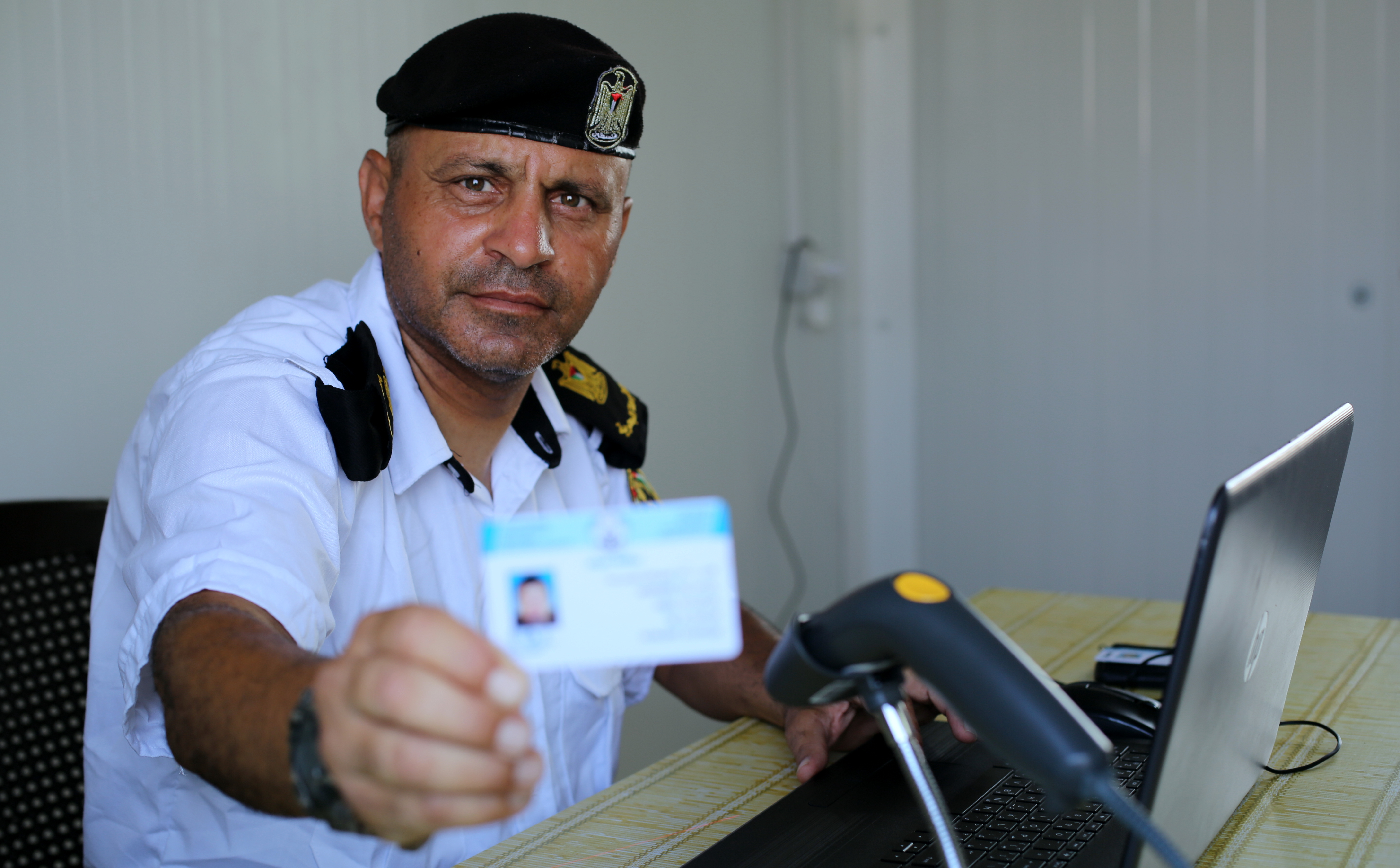 الشرطة البحرية تُنظم حركة الصيادين في ميناء غزة بنظام منظومة "الباركود" الإلكتروني