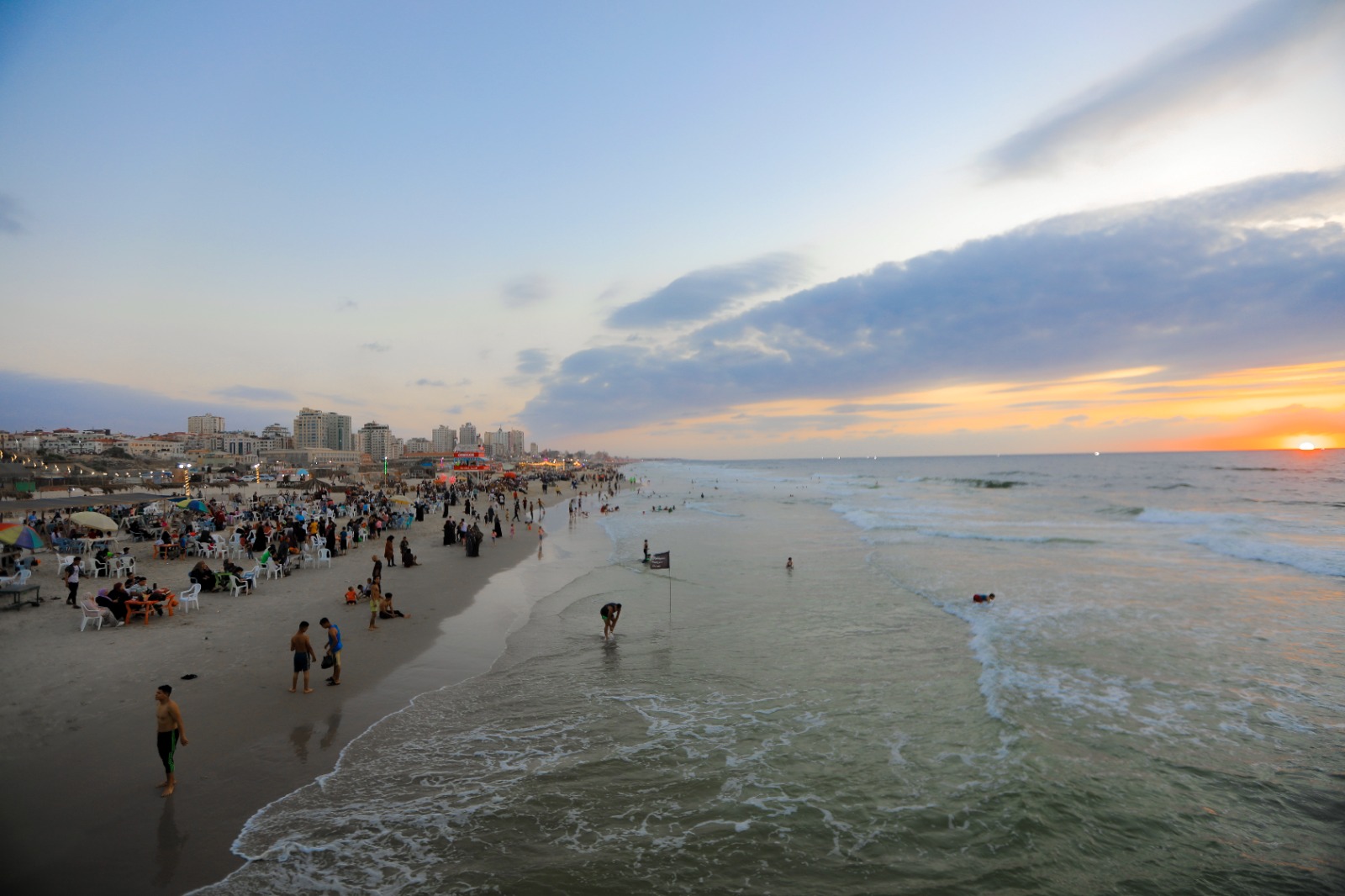 قضاء المواطنين في غزة الإجازة الأسبوعية على شاطئ البحـر