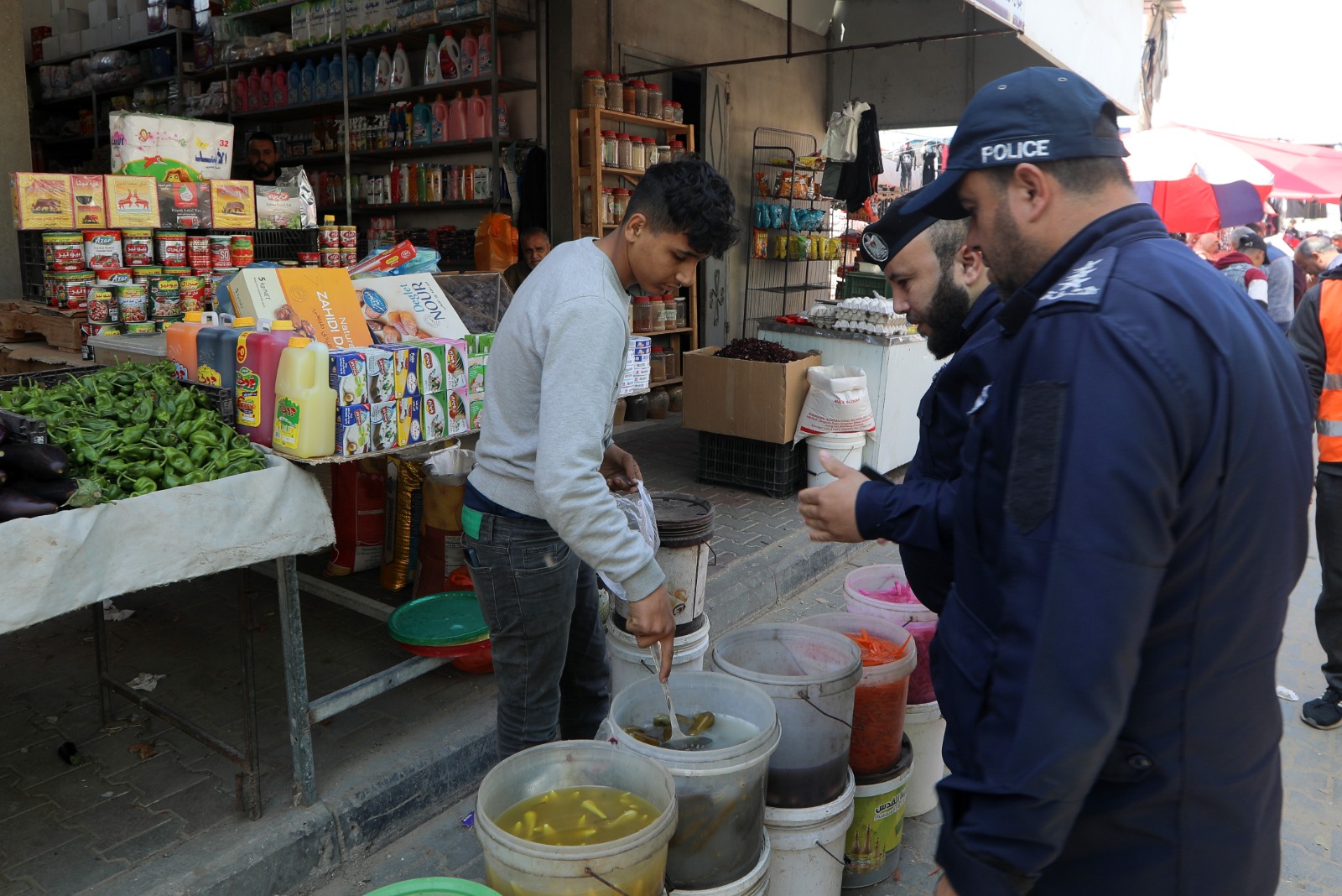 شرطة البلديات في رمضان.. عمل دؤوب لضبط الأسواق
