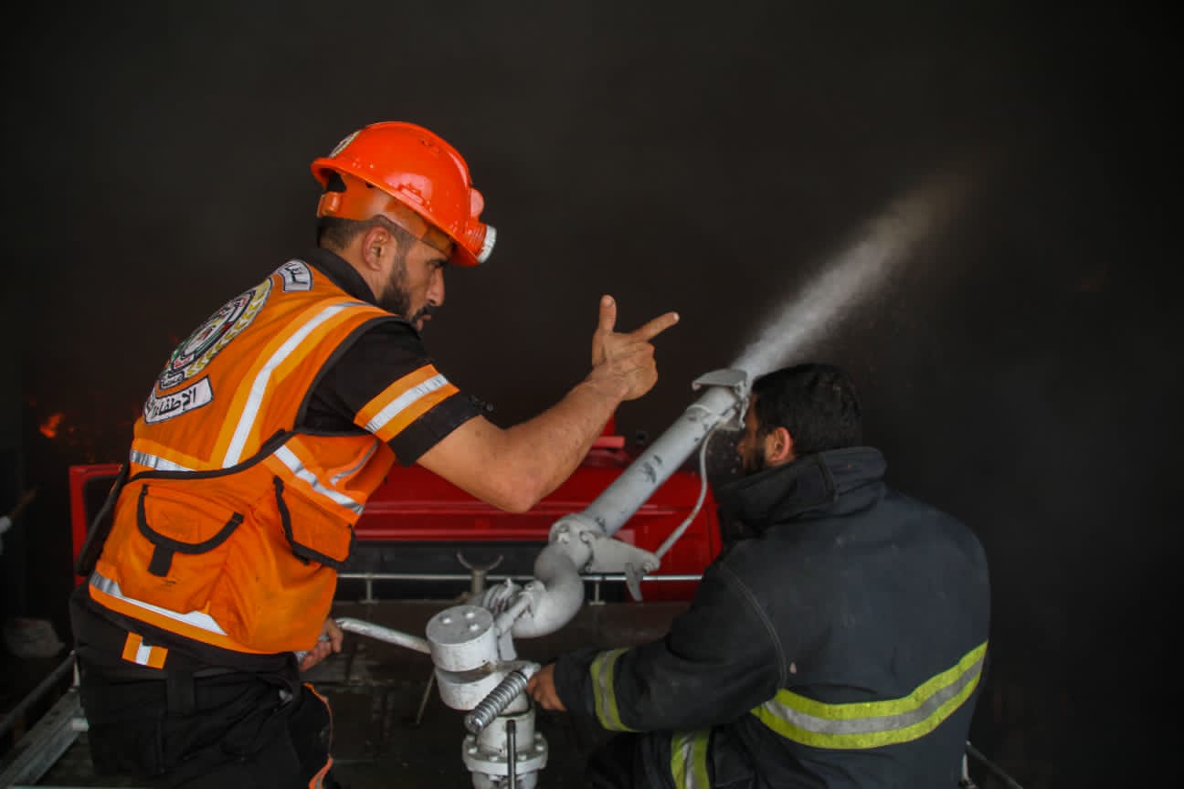 الدفاع المدني يُتابع آثار العدوان الإسرائيلي