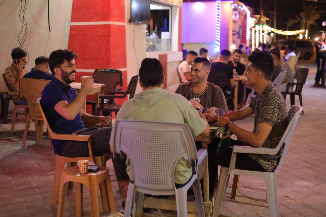 صور من استجمام المواطنين على شاطئ البحر خلال الإجازة الأسبوعية