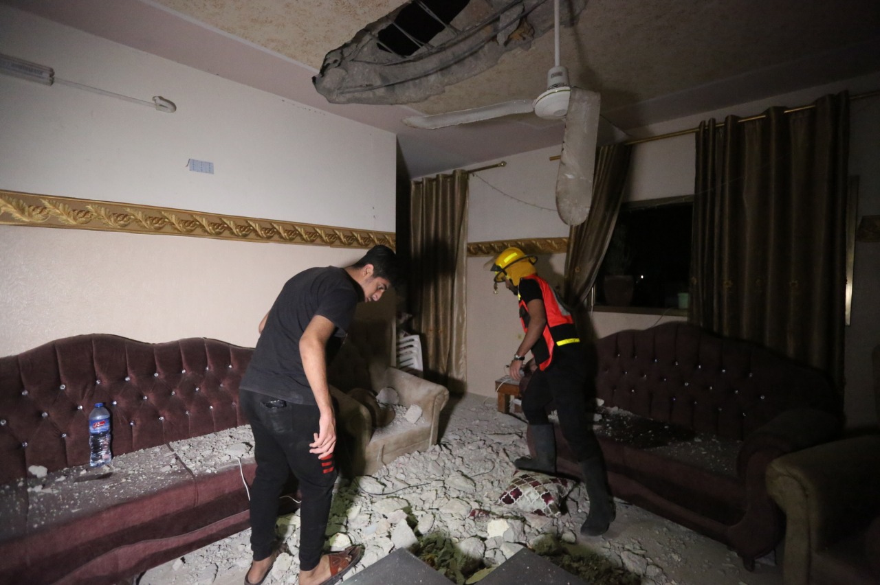 الدفاع المدني يُتابع آثار العدوان الإسرائيلي